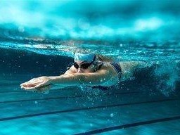 游泳初学者教学技巧大全（掌握游泳初学者教学的有效方法与技巧）