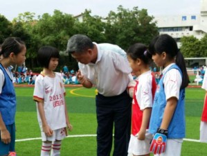 小学生足球发球技巧教学（打造小学生足球发球高手）