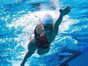 游泳健康生活的秘诀（以一周四次游泳，享受轻松又有效的健身之旅）
