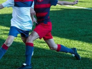 踢足球必学的5个技巧，帮助你成为球场上的明星（关键技巧、让你踢出酷炫的表现）