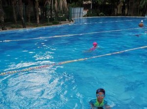学游泳漂浮技巧6（掌握正确的身体姿势与呼吸技巧，轻松游在水中）