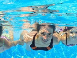 自由泳游泳技巧提升速度的秘诀（以科学方法改善游泳速度，成为泳池中的迅猛鲨鱼）