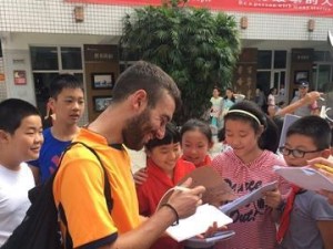 足球教练的高效应对记者提问技巧（如何利用有效的回答技巧与记者互动并传递信息）