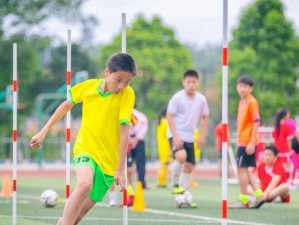 小学足球绕杆技巧训练（打造小学足球明星，绕杆技巧秘籍揭秘）