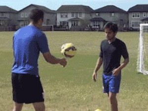提升足球基本技巧和球感练习的关键（通过有针对性的练习，成为足球高手）