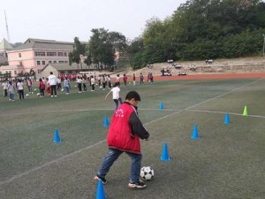 中考足球绕杆教学技巧（有效提高学生足球绕杆能力的教学方法及实施策略）