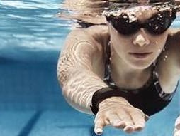 快速学会游泳技巧（掌握游泳的基本技巧只需一分钟！）