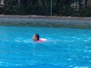 如何提高女孩儿童游泳憋气技巧（让女孩成为水中的小鱼儿）