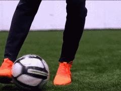 足球技巧之抢球断球的艺术（揭秘高效的足球抢断技巧，助你成为球场上的断球王者）