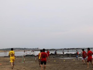 如何提升沙滩足球技巧（通过训练和策略来打造专业级技能）