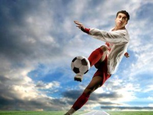 足球技巧慢动作教学（提高踢球技巧的关键是仔细观察和慢动作练习）
